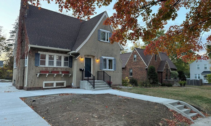 Rochester Casa | Charming 4-bedroom house with 3 king/1 full beds, 2 full baths, AC, Wifi, Patio