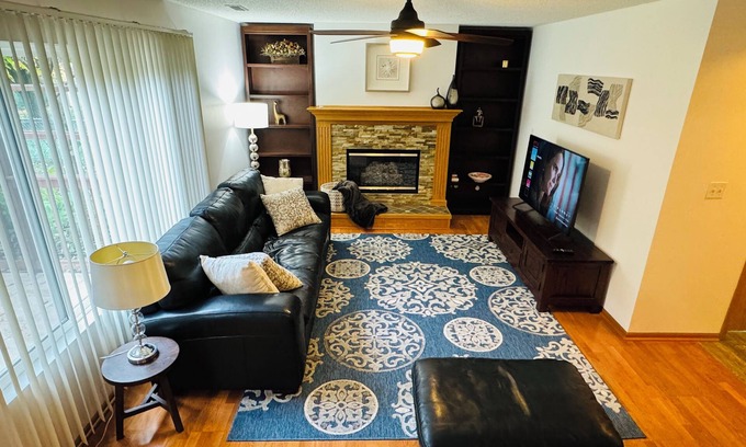 Urbandale Casa | Charming 4-bedroom house with fenced yard in wonderful neighborhood