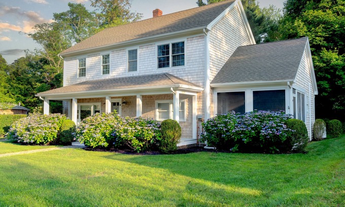 Vineyard Haven Otro | Charming 4-bedroom home in marvelous Tisbury walking distance to shops and ferry
