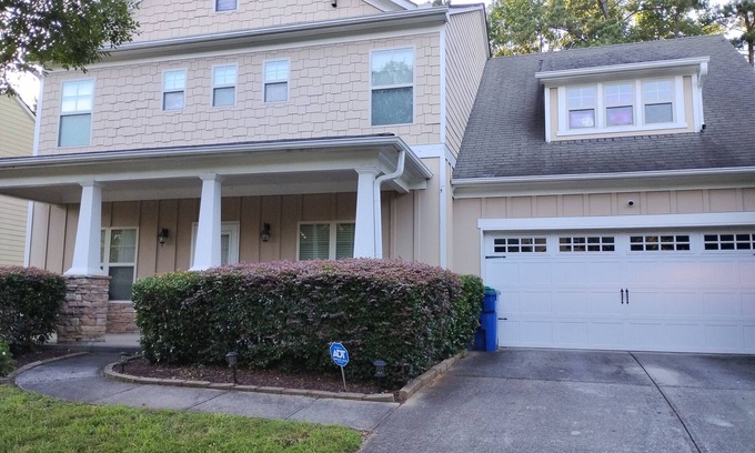 Fairburn Casa | Charming 4-bedroom house with AC, grille, community pool in gorgeous Fairburn