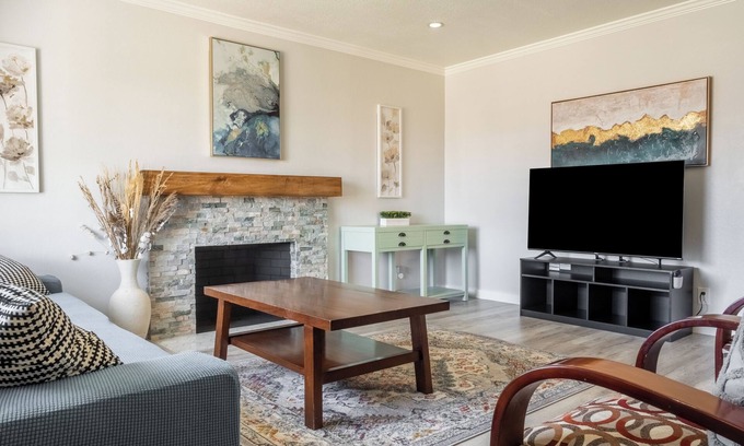 Branham - Jarvis Casa | Charming 4-bedroom house with WiFi, AC in delightful San Jose