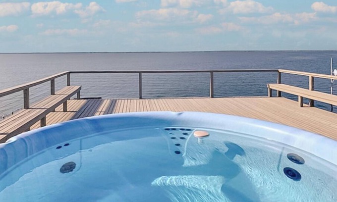 Fire Island Pines Casa | Charming 4-bedroom house with AC and WiFi in lovely Sayville