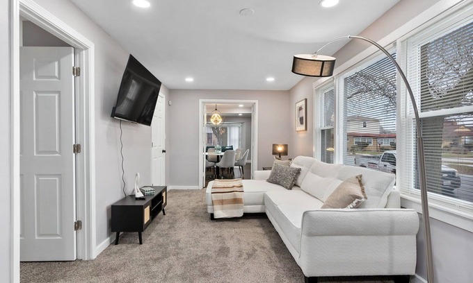 Calumet Heights Casa | Charming 4-bedroom house with WiFi and AC in lovely Chicago