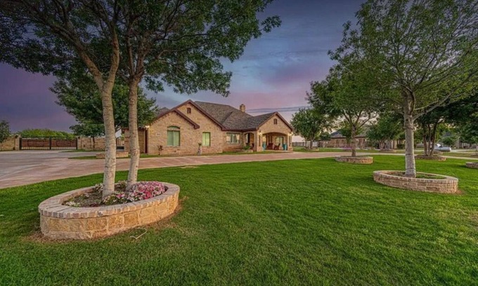 Midland Casa | Charming 4-bedroom house + pool + with AC and WiFi in lovely Midland, TX.
