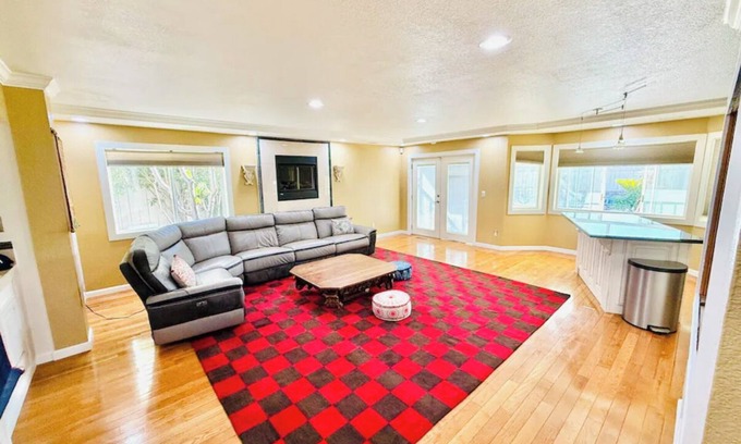 Vallejo Casa | Charming 4-bedroom house with fitness room & family room in delightful Vallejo