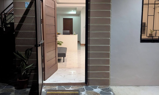 Kalibo Casa | Charming 4-bedroom house with AC and WiFi with power generator during brown outs