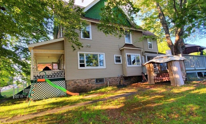 Kauneonga Lake Casa | Charming 4-bedroom house with Lakeview and AC in Bethel