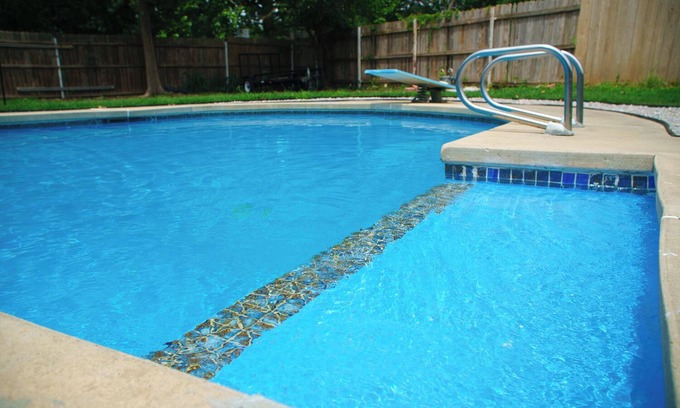 Norman Casa | Charming 4-bedroom house with AC, WiFi and swimming pool in welcoming Norman