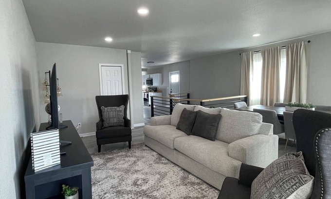Pueblo Casa | Charming 4-bedroom house with AC, WiFi in delightful Pueblo
