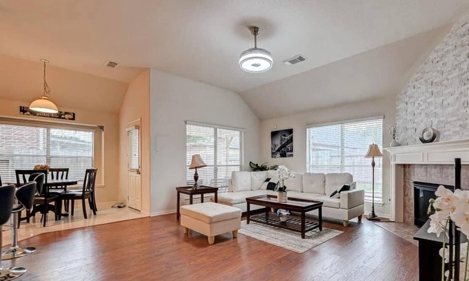 Barker Casa | Charming 4-bedroom house with AC and WiFi in enjoyable Katy