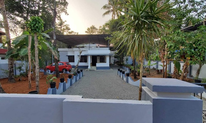 Alappuzha Casa | Charming 4-bedroom indipendent villa Alappuzha close to Houseboat DY and beach