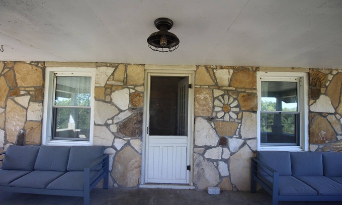 Elkland Otro | Charming 4-bedroom Ozark stone farmhouse in Fair Grove