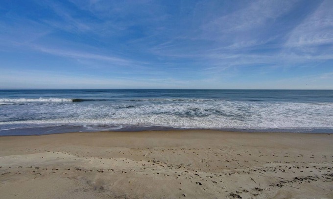 Buxton Cabaña | Charming 4-bedroom oceanfront cottage with AC and WiFi in Buxton.