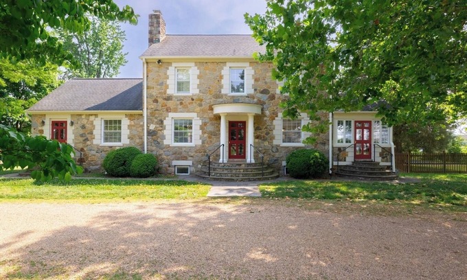Glen Allen Otro | Charming 4-bedroom Stonehouse