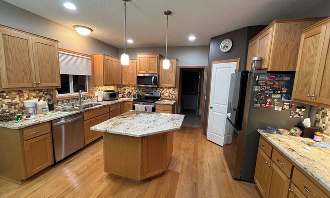 Shakopee Casa | Charming 4-bedroom single family house with AC, WiFi in lovely Shakopee