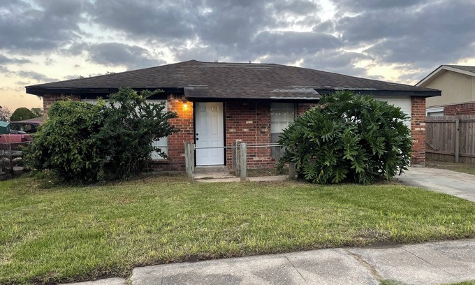 Bridge City Casa | Charming 4-bedroom house with WiFi and AC in Bridge City