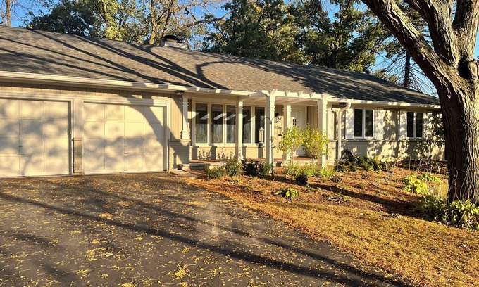 Lake Forest Casa | Charming 4-bedroom ranch house near downtown Lake Forest with AC, WiFi