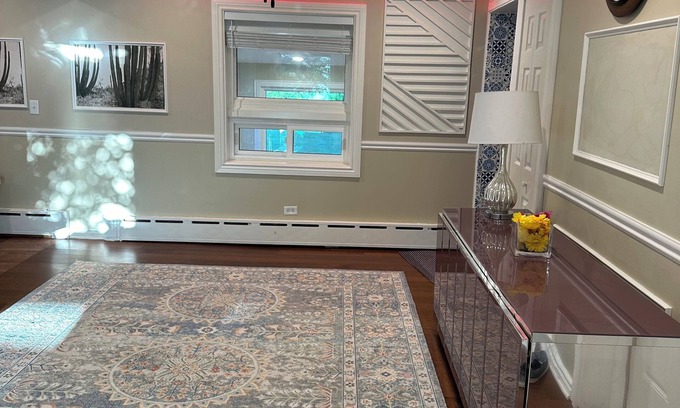 Green Oaks Casa | Charming 4-bedroom house in Libertyville with WiFi and AC