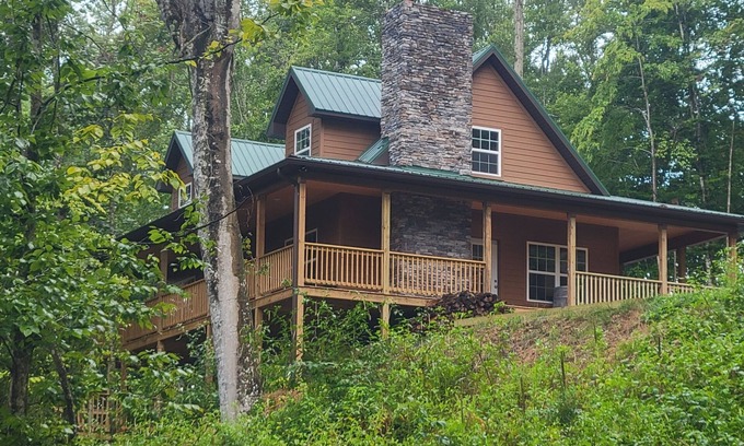 Rogersville Cabina | Charming 4-bedroom Cabin in Rogersville with Fireplace