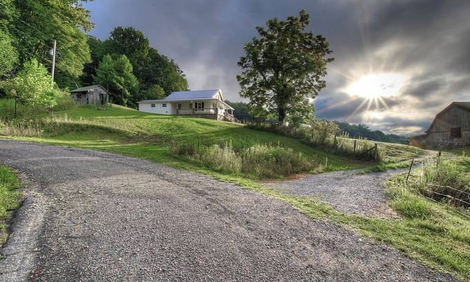 Johnson County Otro | Charming 4-bedroom farmhouse in Shady Valley, TN with breathtaking view