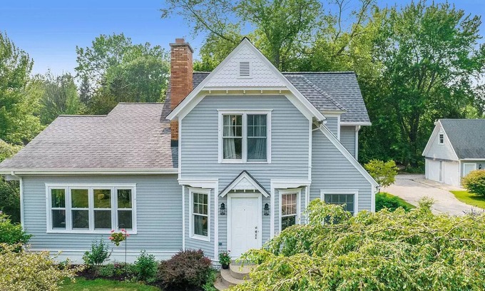 South Haven Cabaña | Charming 4-bedroom cottage in South Haven -- 2 miles from beach and downtown.