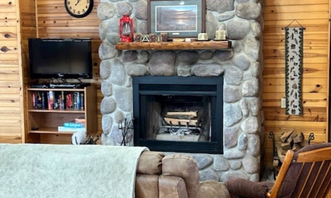 South Haven Cabaña | Charming 4-bedroom cottage with fireplace & hot tub