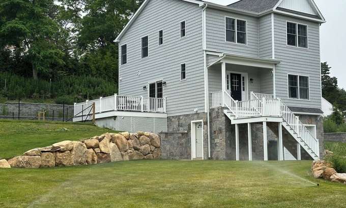 Shinnecock Hills Casa | Charming 4-bedroom beach house, new construction, high end appliances.