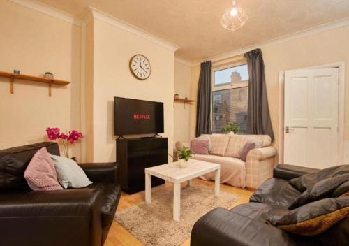 Goole Apartamento | Charming 4 BR Kingston House with Free Street Parking