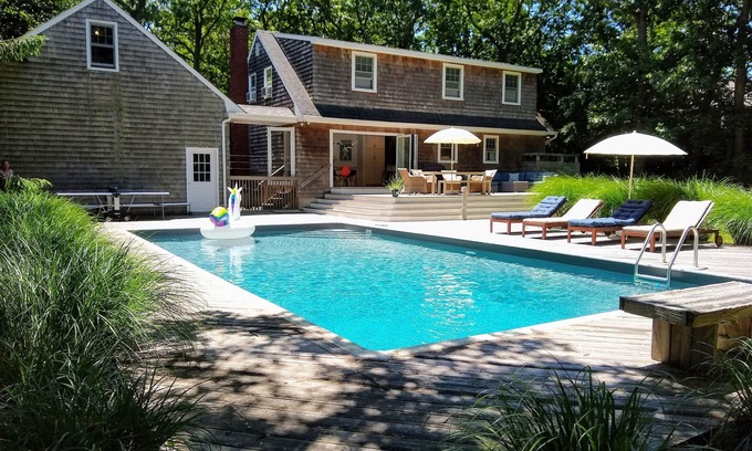 Springs Casa | Encantador 4B / 3Bth East Hampton Shingled Classic con piscina: perfecto para familias