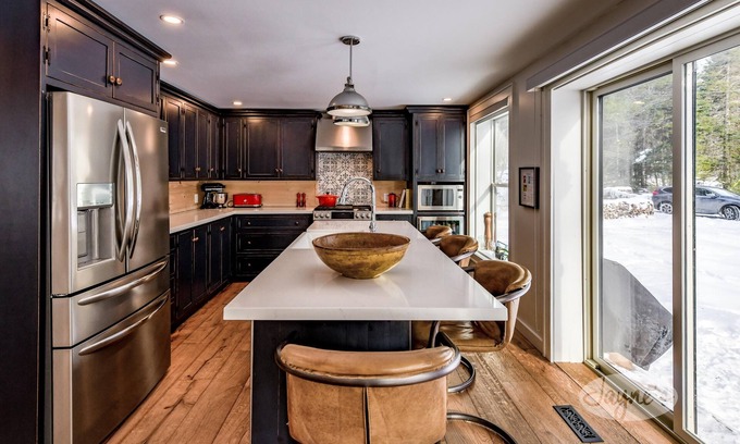 Baysville Cabaña | Charming 4bed 2bath Farmhouse Cottage on Lake of Bays!