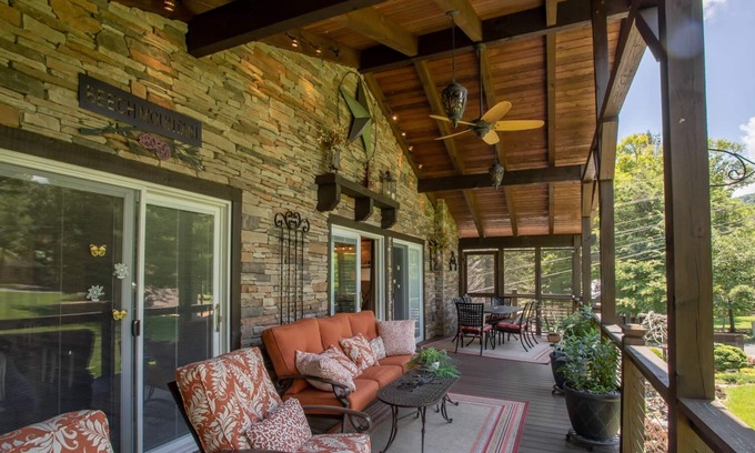 Beech Mountain Cabaña | Charming 4BR Cottage, 1 Mile to Skiing! Fire Pit! Mountain Views! King Master!