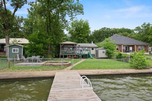 Tool Casa | Charming 4BR Lakefront Getaway