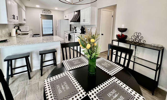 Universal City Casa | Charming 4BR Oasis Fully-Equipped Perfect Stay!