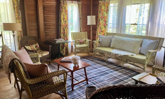 Roaring Brook Cabaña | Charming 5-bedroom Roaring Brook cottage in Harbor Springs with beach access.