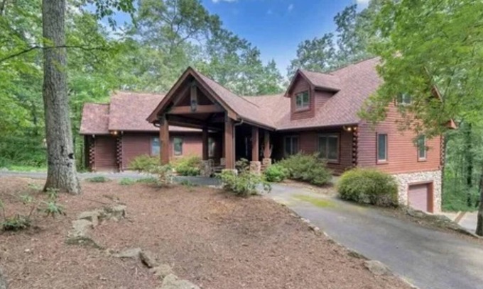 Highland Cabina | Charming 5-bedroom cabin with WiFi, AC in the mountains.