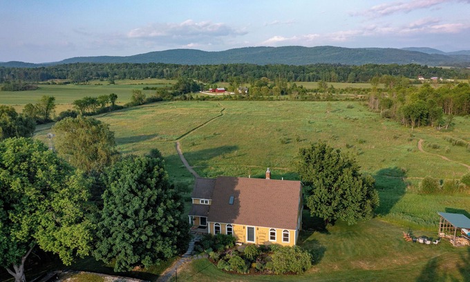Hinesburg Cabaña | Charming 5-bedroom cottage near Lake Champlain and Downtown Burlington