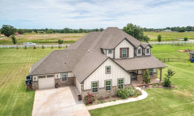 Edmond Otro | Charming 5-bedroom farmhouse with WiFi, AC Homely getaway Farm house!
