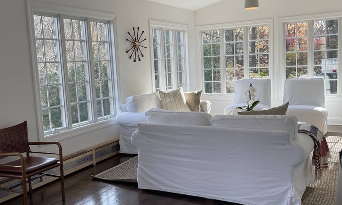 New Canaan Casa | Charming 5 Bedroom Home