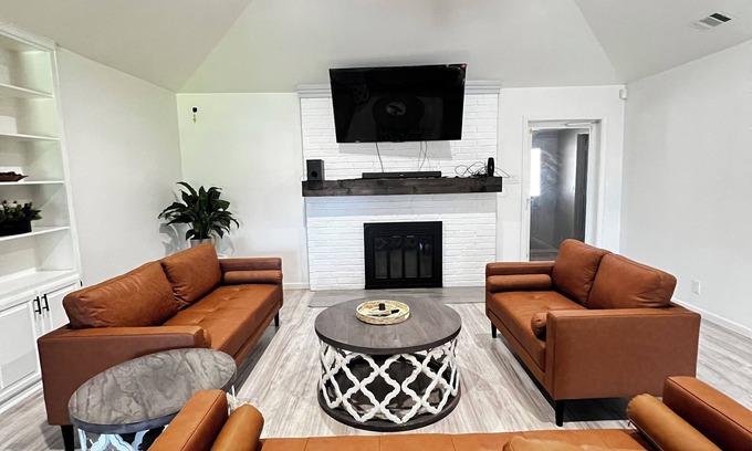 San Angelo Casa | Charming 5-bedroom house with AC and WiFi in San Angelo.
