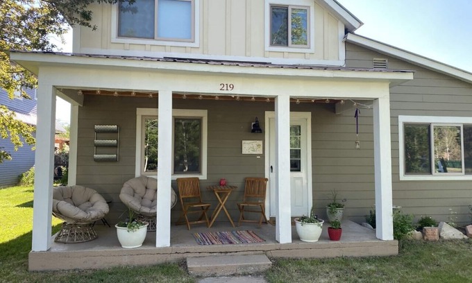 Gunnison Casa | Charming 5 Bedroom in town with 6 bikes!!!