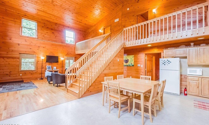 Benton Cabina | Charming 5-bedroom lodge in delightful Benton minutes from Ricketts Glen.