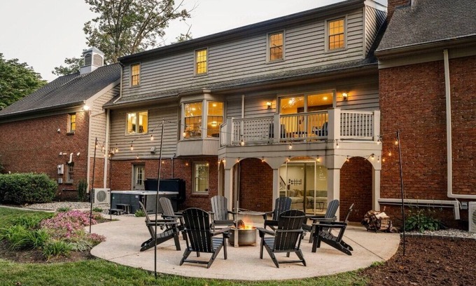 New Holland Otro | Charming 5-bedroom Home in welcoming Lancaster County AC, WiFi