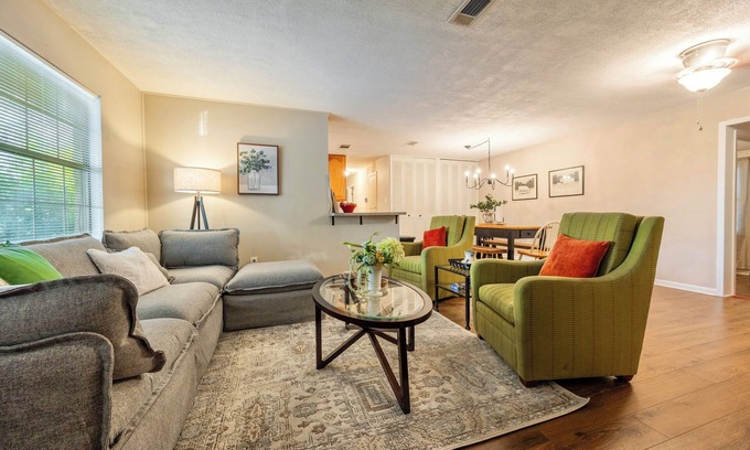 Southside Casa | Charming 5 Bedroom Home w/ Hot Tub Near Lackland Air Force Base & Sea World