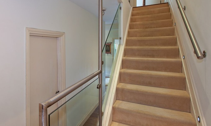 Queen's Park Apartamento | Charming 5bed2bath in Quiet Area - Private Garden!