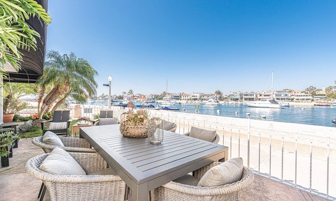 Balboa Island Condominio | Charming 5BR Mid-Century Bayfront Retreat with Floor-to-Ceiling Windows!
