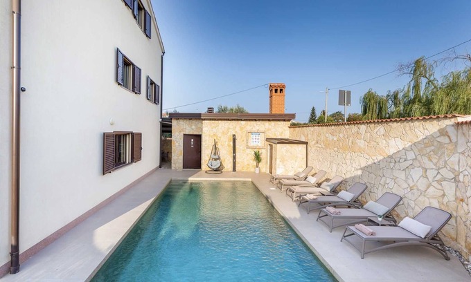 Loborika Villa | Encantadora villa de 6 habitaciones para 12 personas con piscina, dos salas de estar y 5 plazas de aparcamiento