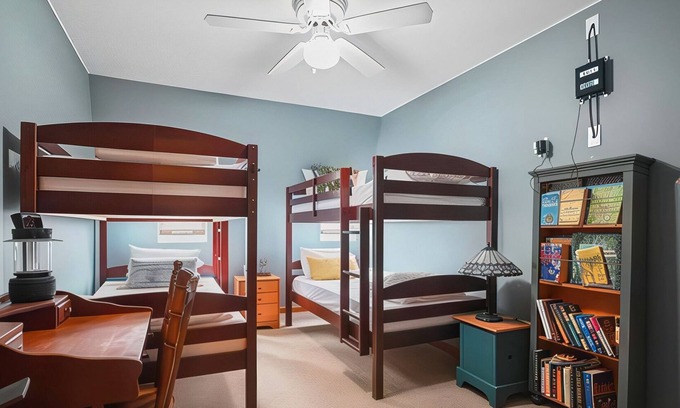 Honesdale Otro | Charming 7-bedroom farmhouse with AC, WiFi in welcoming Honesdale