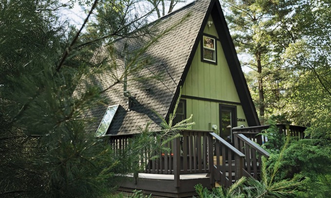Friendship Cabaña | Charming A-Frame Cottage, HOT TUB, Fire Pit, Near GOLF & Lakes, 35min to Dells!