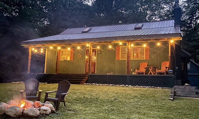 Thendara Casa | Charming ADK Retreat Walking Distance to Town and River