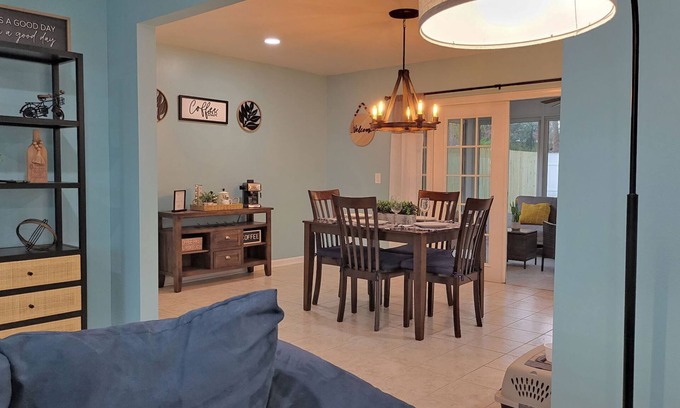 Brandon Casa | Charming and Bright Family Home